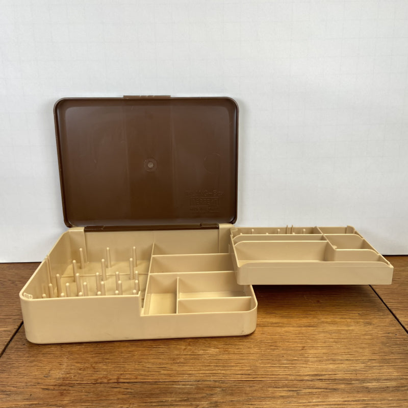 Kleine vintage bruine naaibox curver