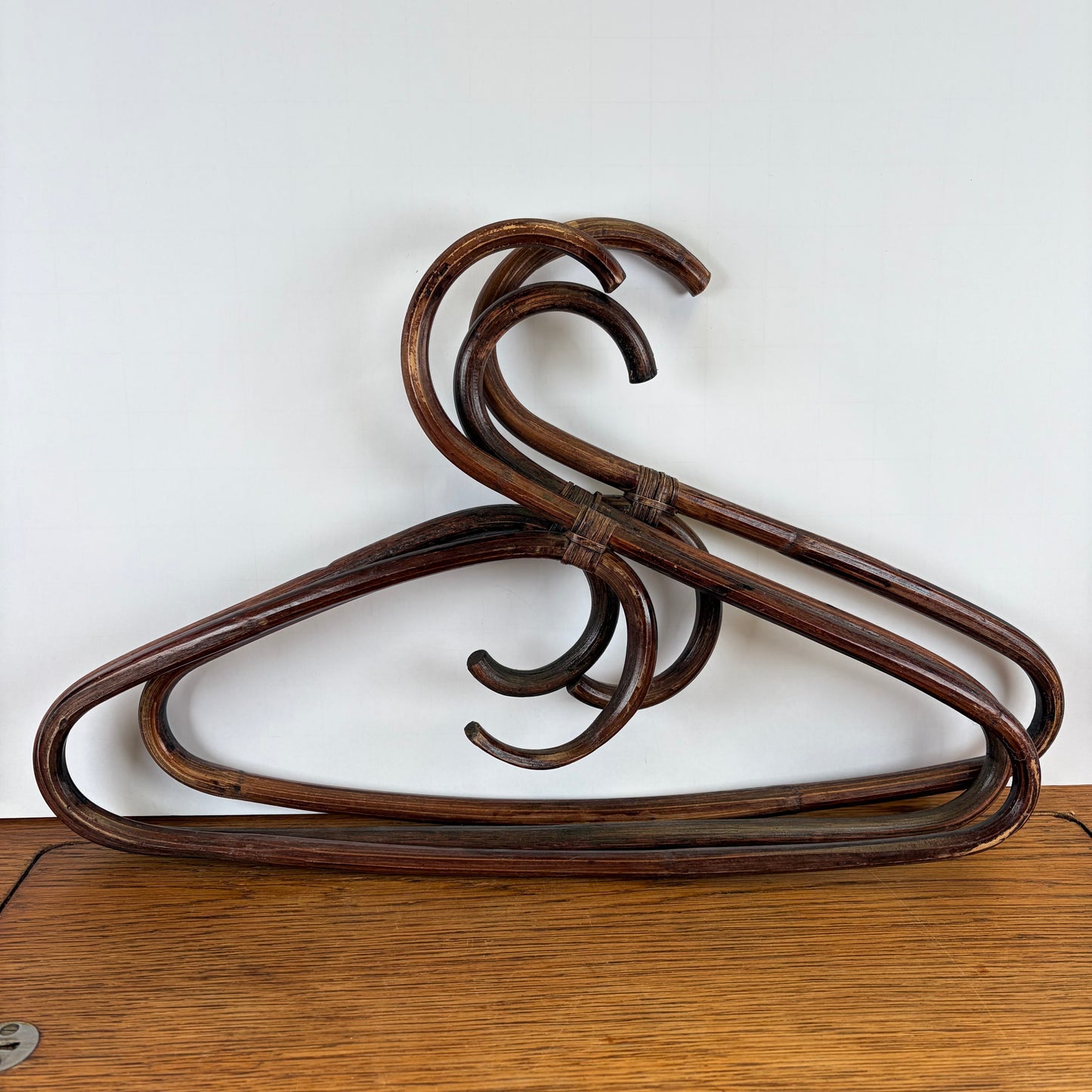 Vintage kledinghangers rotan