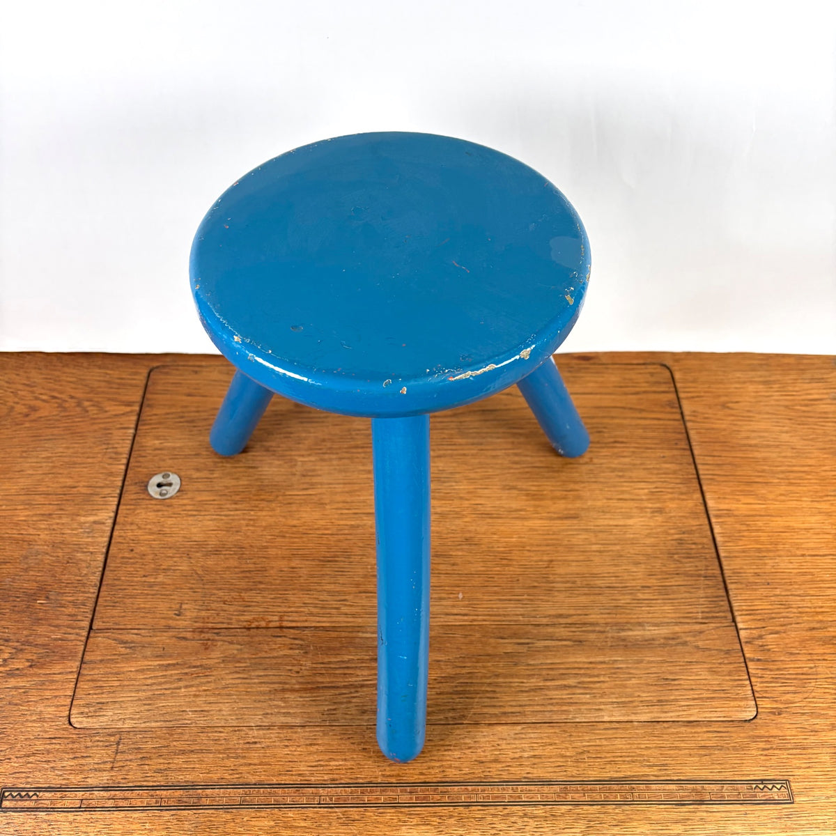 Vintage houten krukje blauw drie poot