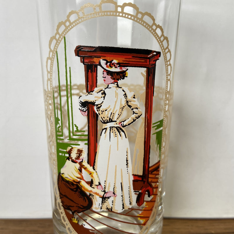 longdrink glas met vintage dame