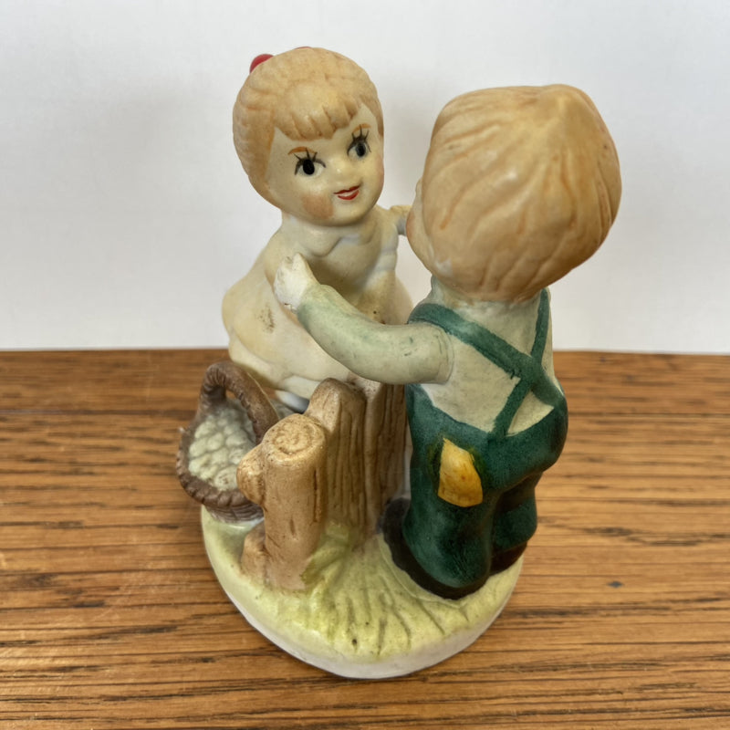 Vintage beeldje jongen en meisje