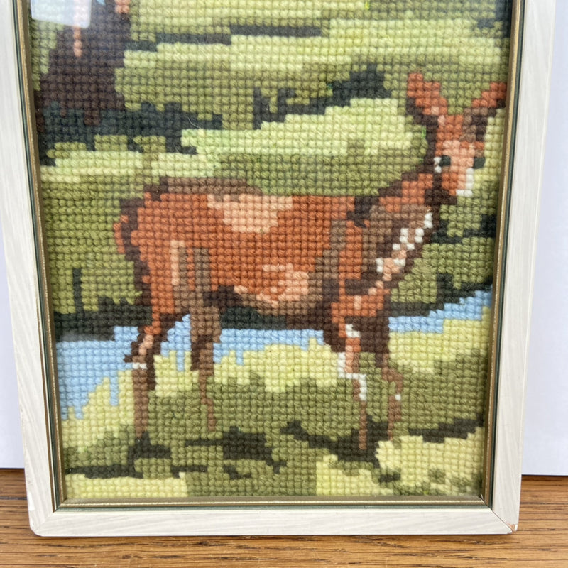 Vintage geborduurd schilderij hertje