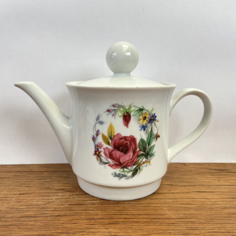 Vintage koffiepot en theepot huren – De wereld van Kant Vintage koffiepot en theepot huren – De wereld van Kant
