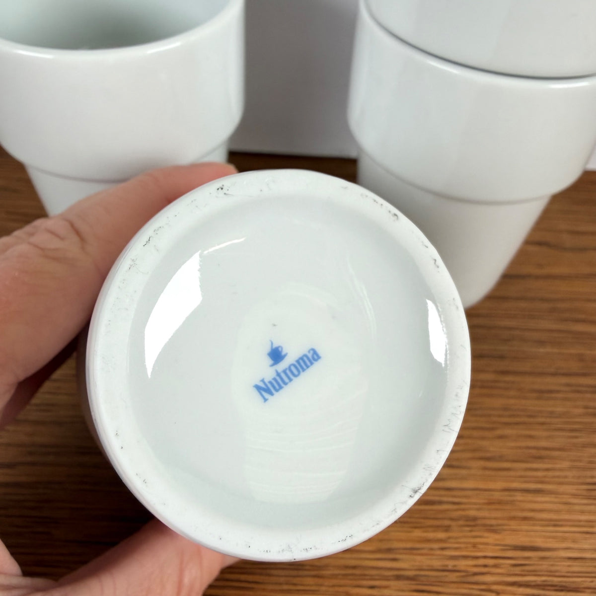 Melkbekers Nutroma met vlinder
