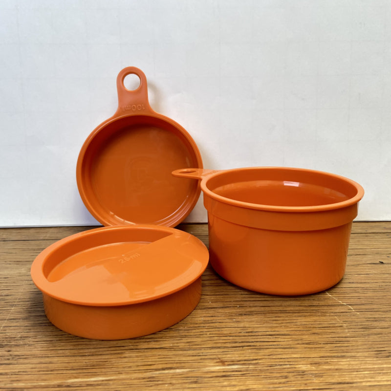 Oranje tupperware maatjes