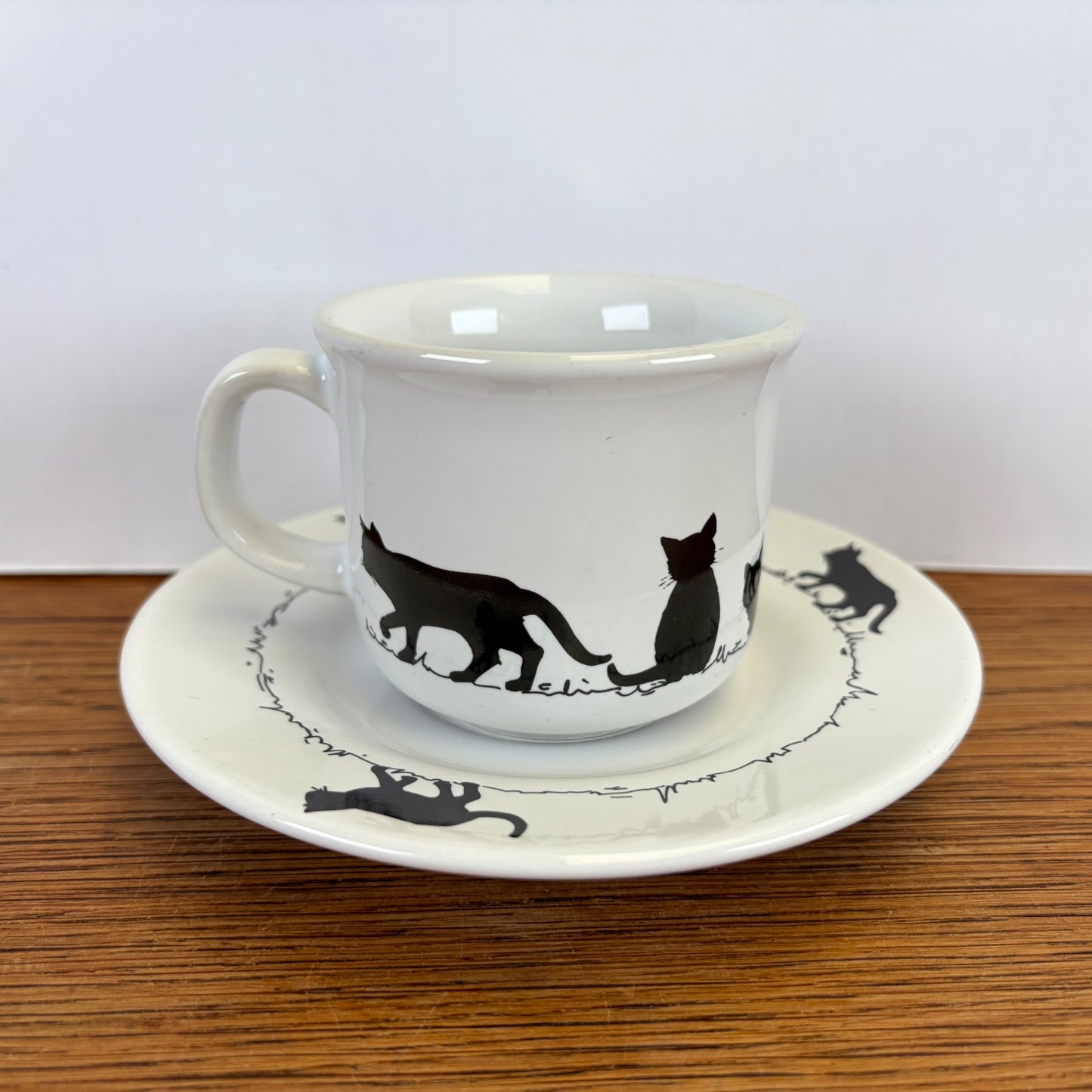 Vintage kop en schotel zwarte katten