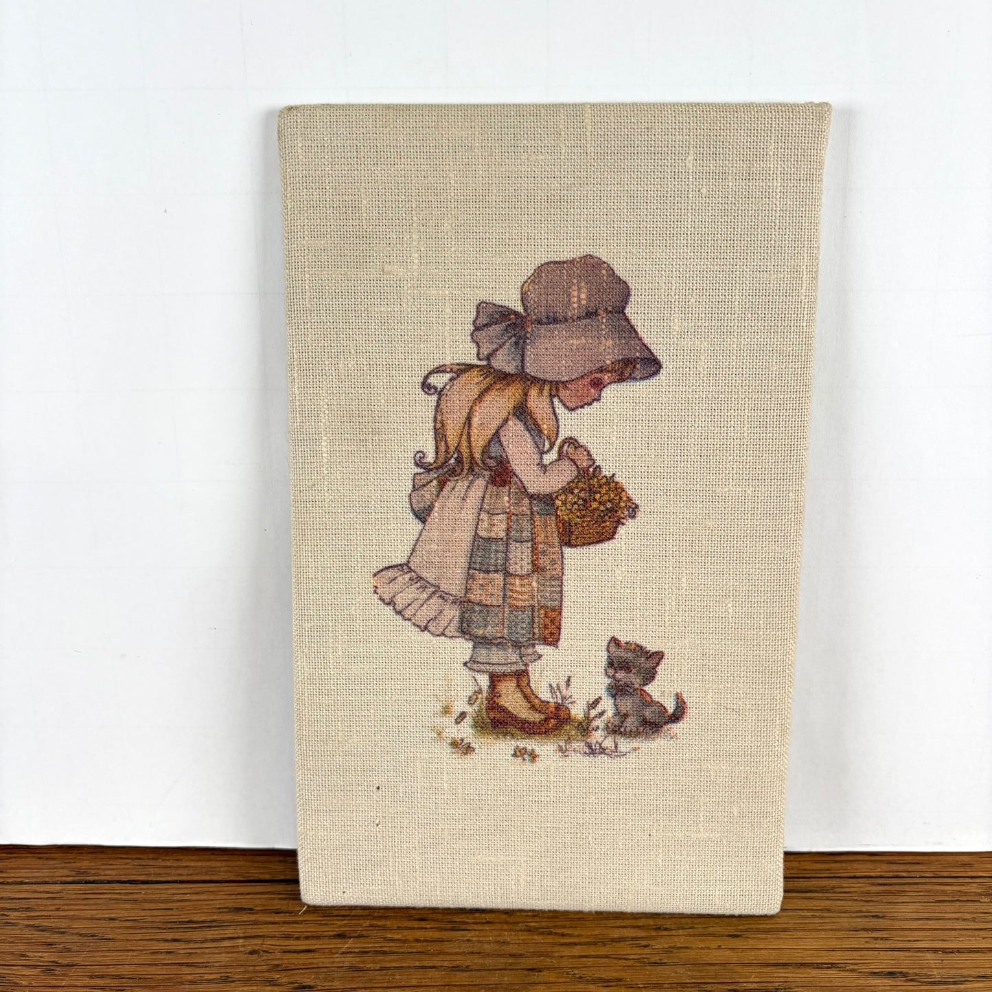 Vintage stoffen muurhanger Sarah Kay meisje met kat