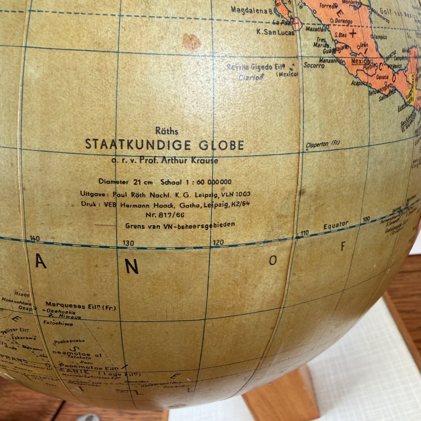 Vintage staatkundige wereldbol op houten voet jaren 60