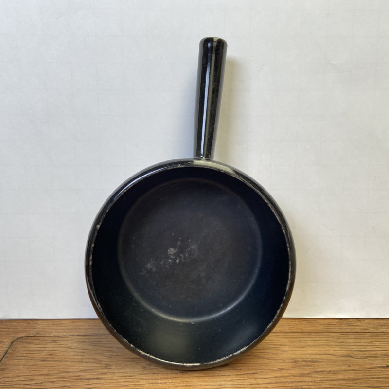Vintage zwarte rode emaille metalen steelpan