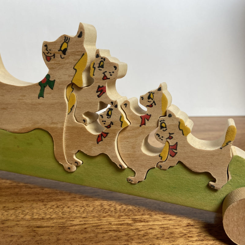 Houten katten puzzel op wielen