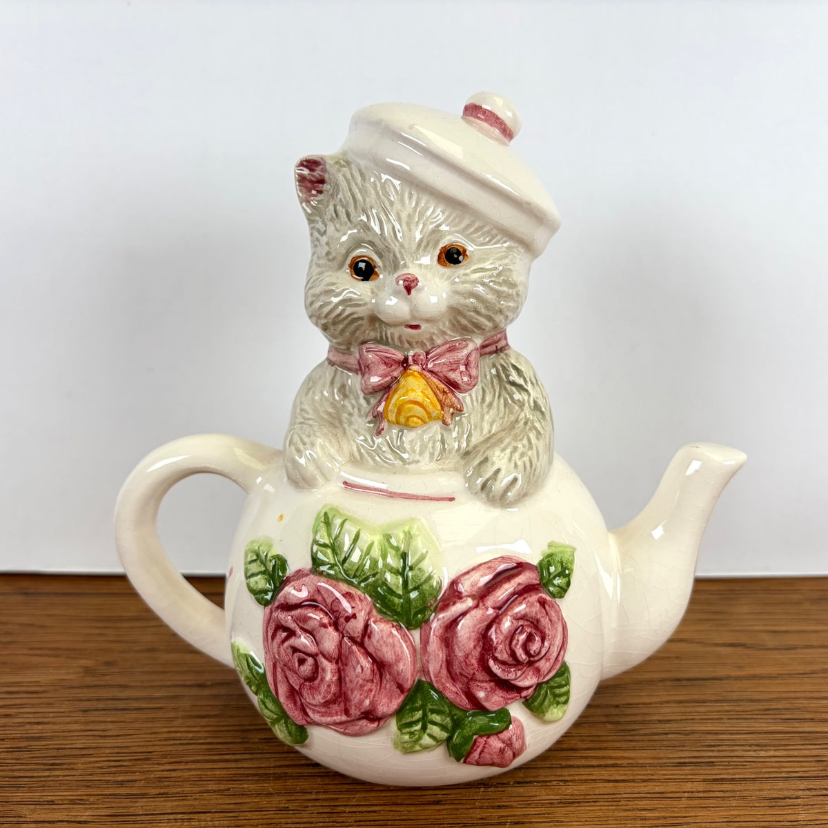 Vintage spaarpot kat in theepot met roosjes