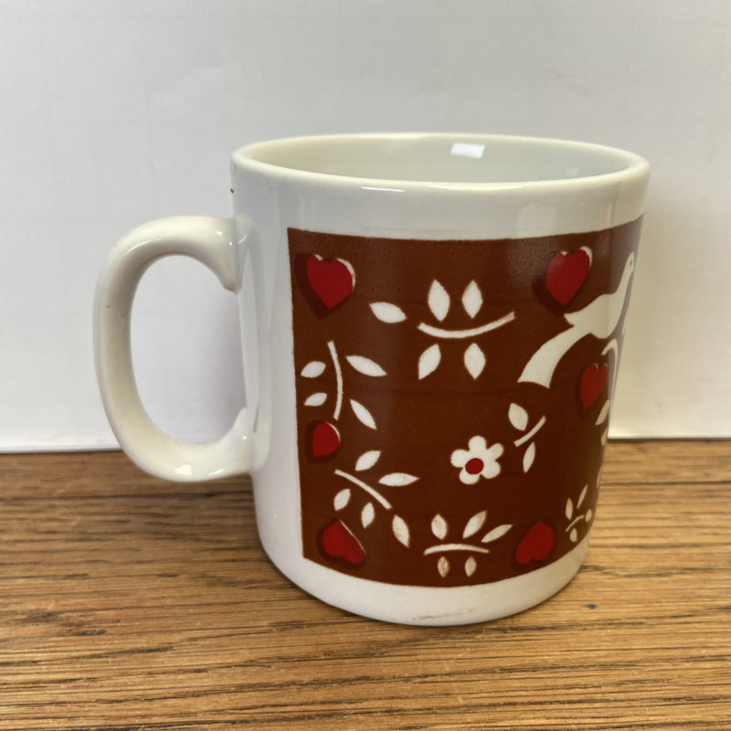 Vintage mok met witte duiven