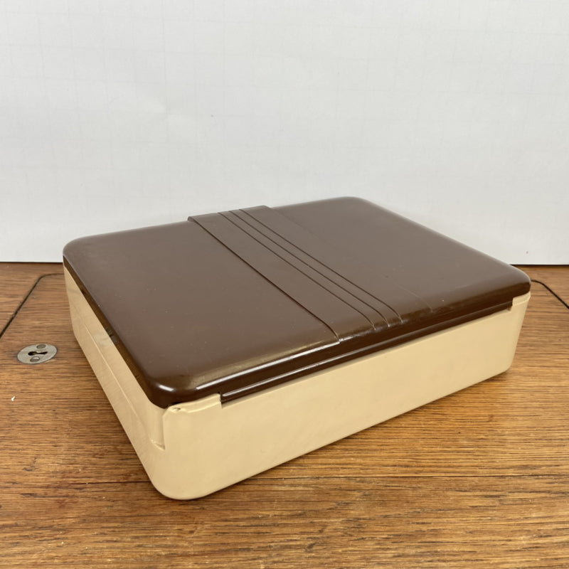Kleine vintage bruine naaibox curver