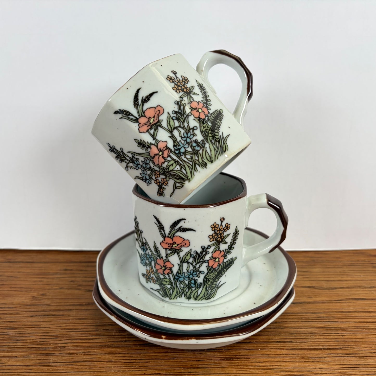Vintage kop en schotel set wilde bloemen achthoekig