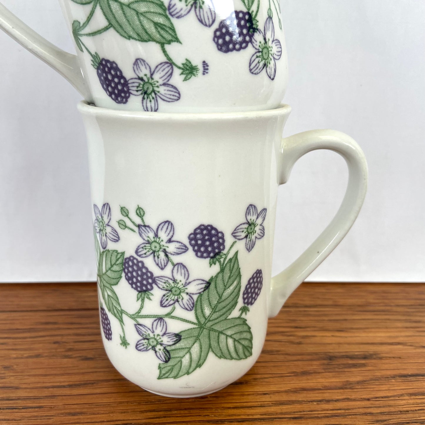 Setje van 2 hoge mokken bramen