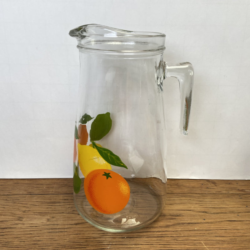 Vintage waterkan met fruitmotief