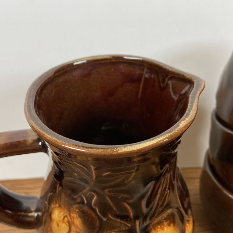 Vintage wijnkaraf met druiven mokken