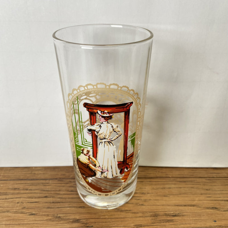 longdrink glas met vintage dame