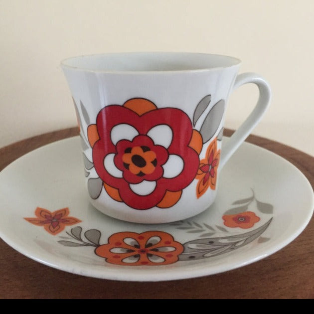 Vintage kop en schotel rode bloem