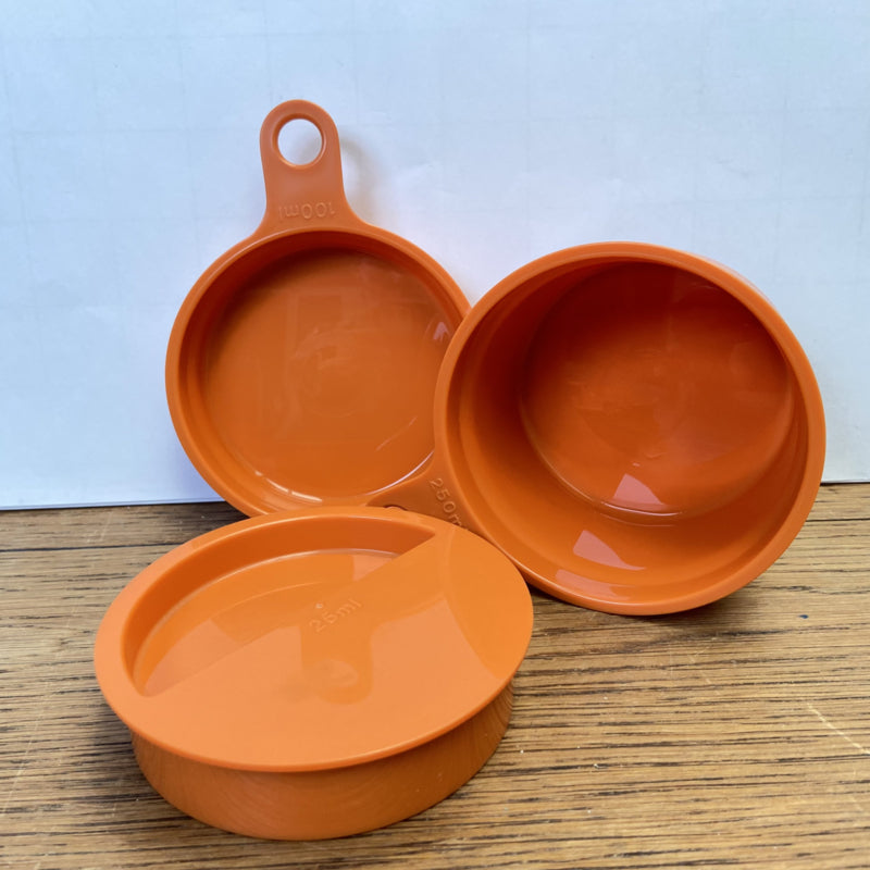 Oranje tupperware maatjes