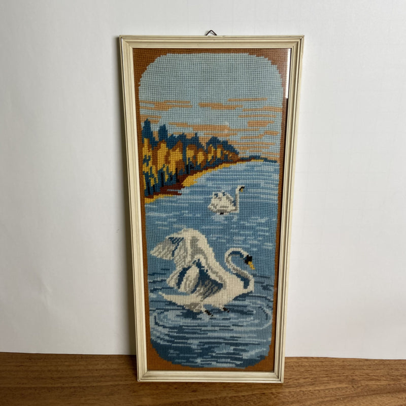 Geborduurd schilderij zwanen