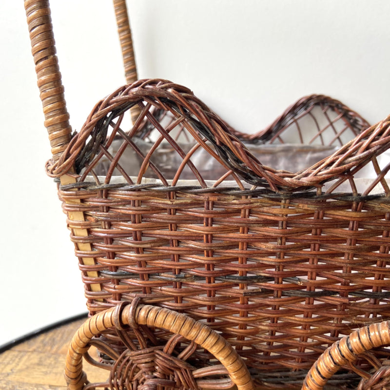 Rieten bloempot wandelwagen