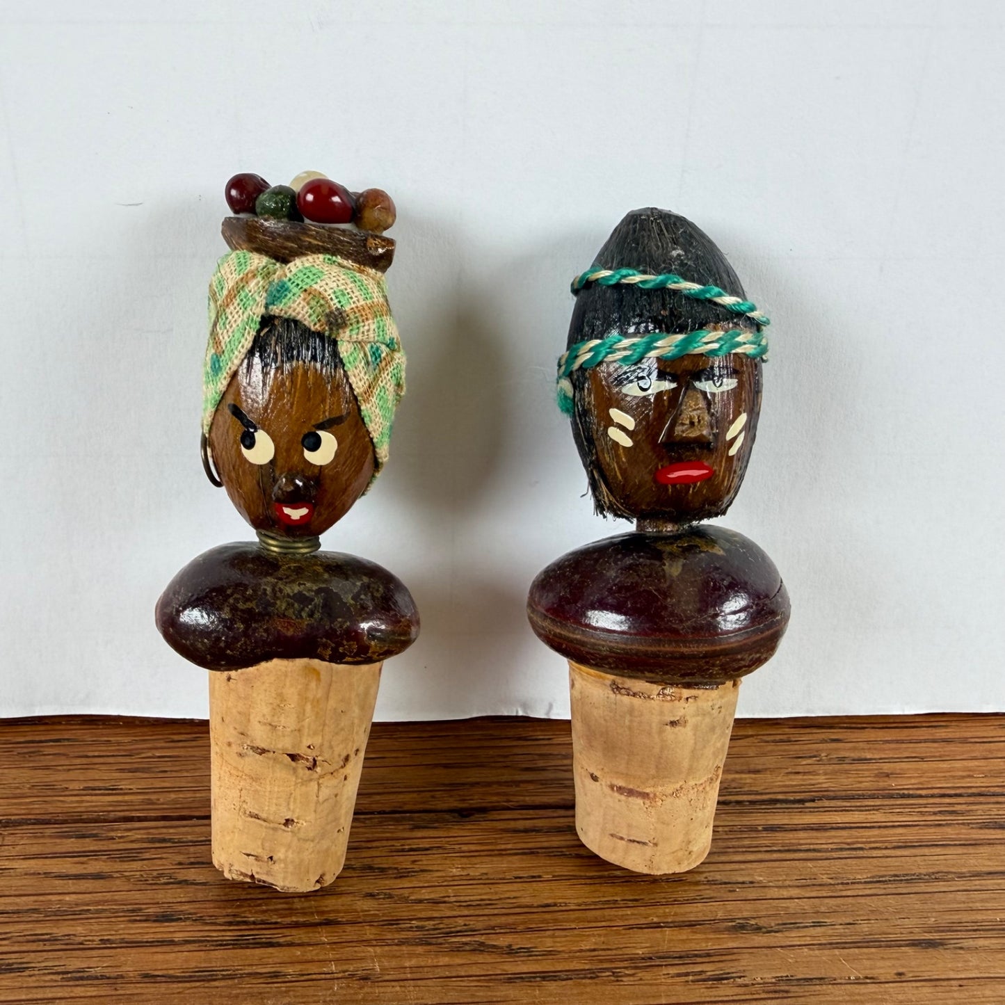 Vintage flessenkurken met houten hoofdjes