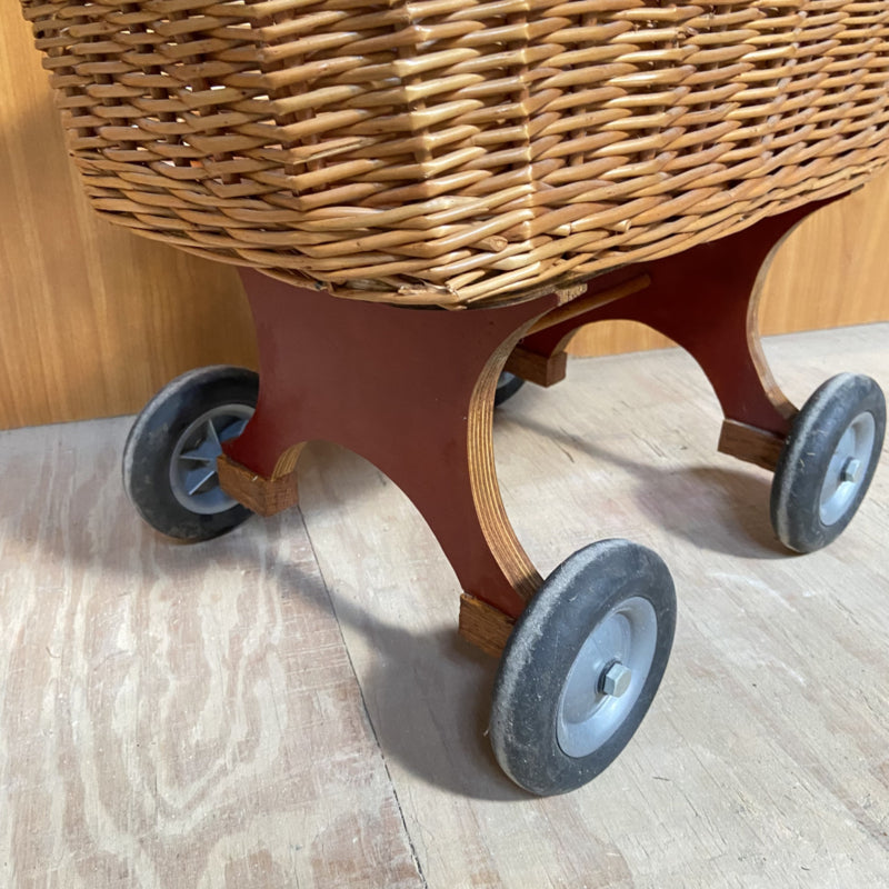 Rotan poppenwagentje