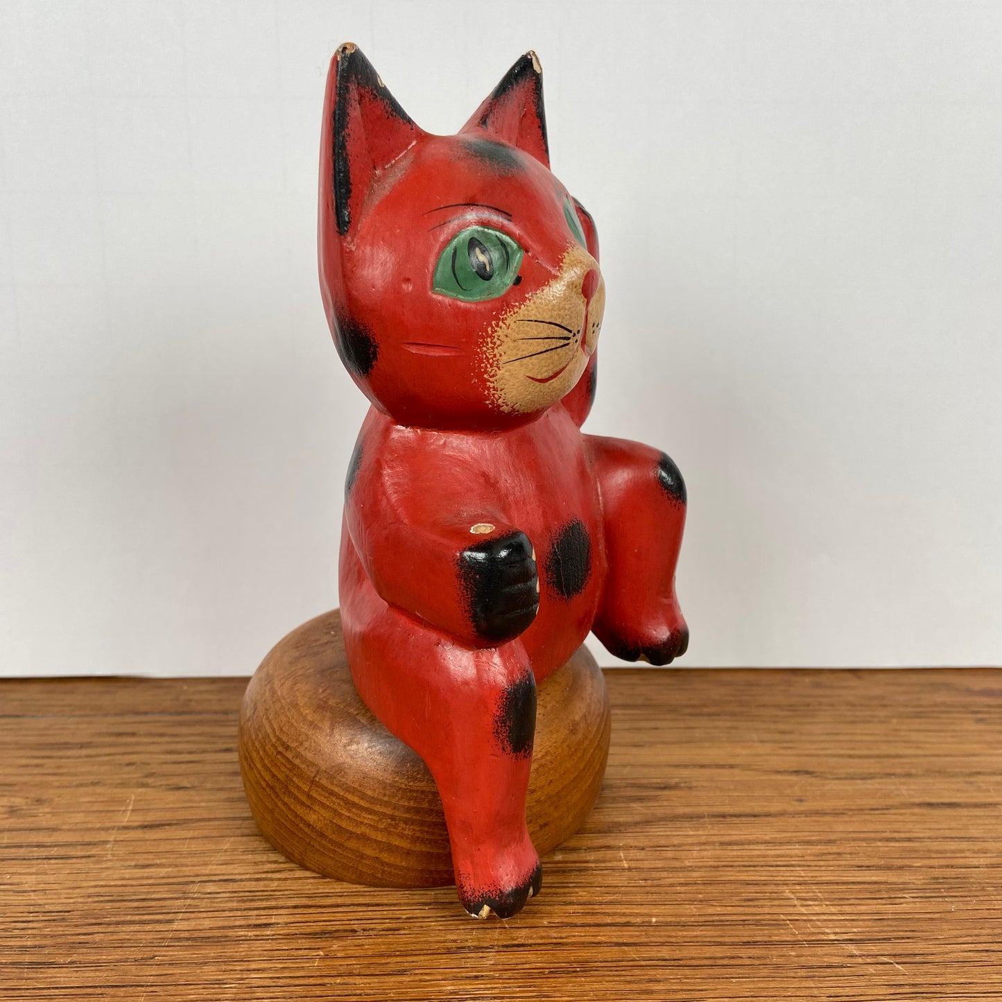 Rode zittende kat
