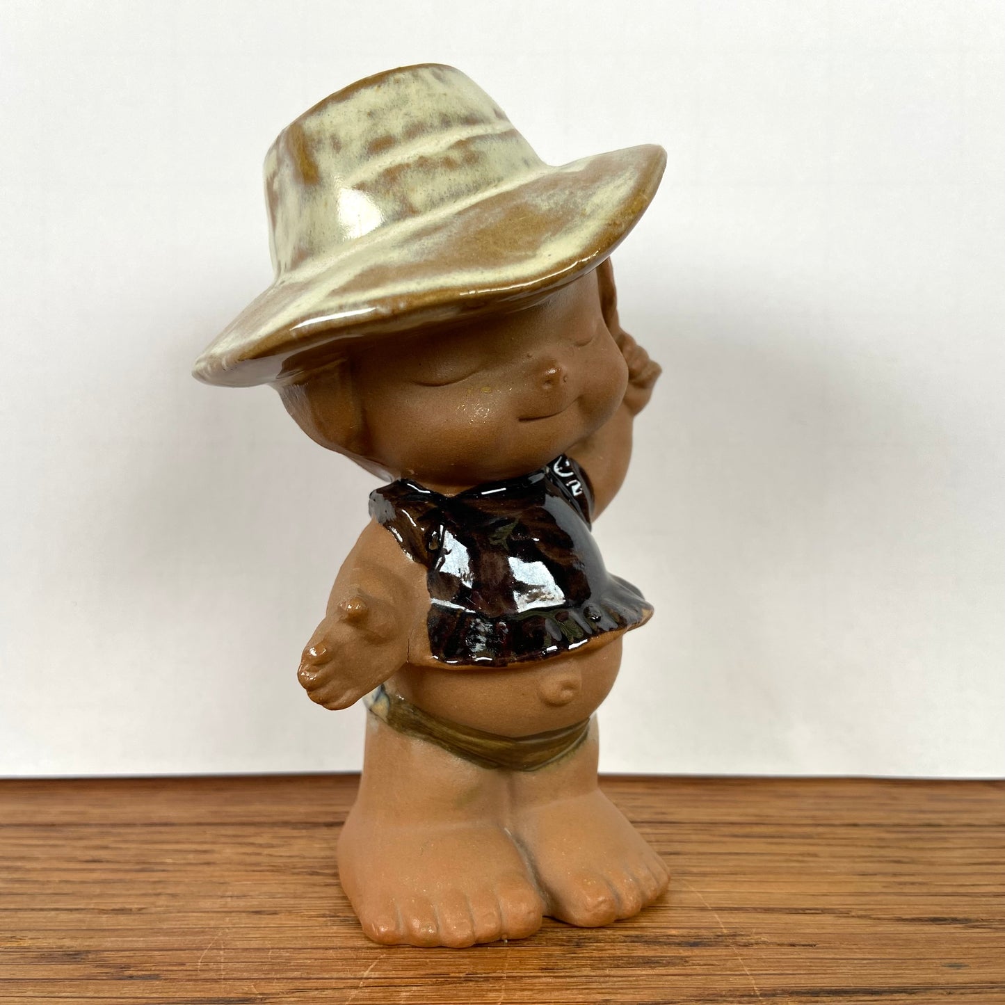 Beeldje kindje met hoed