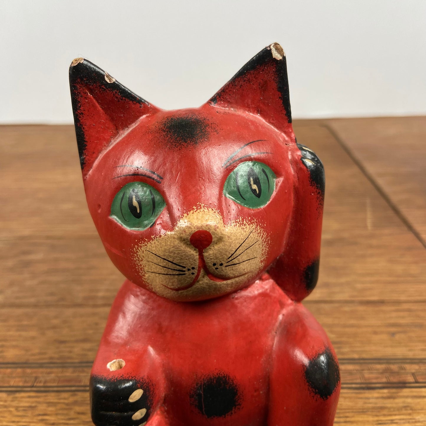 Rode zittende kat