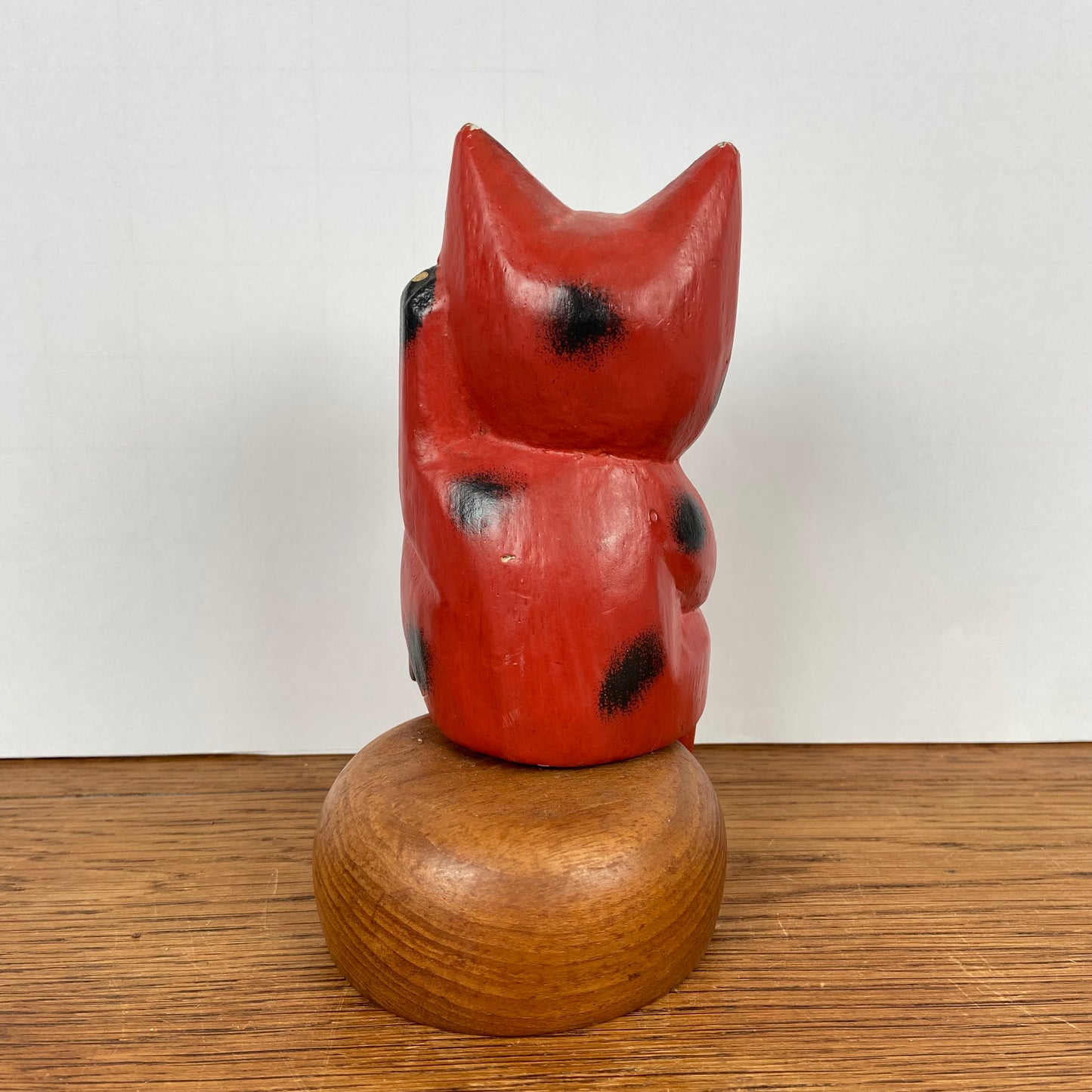 Rode zittende kat