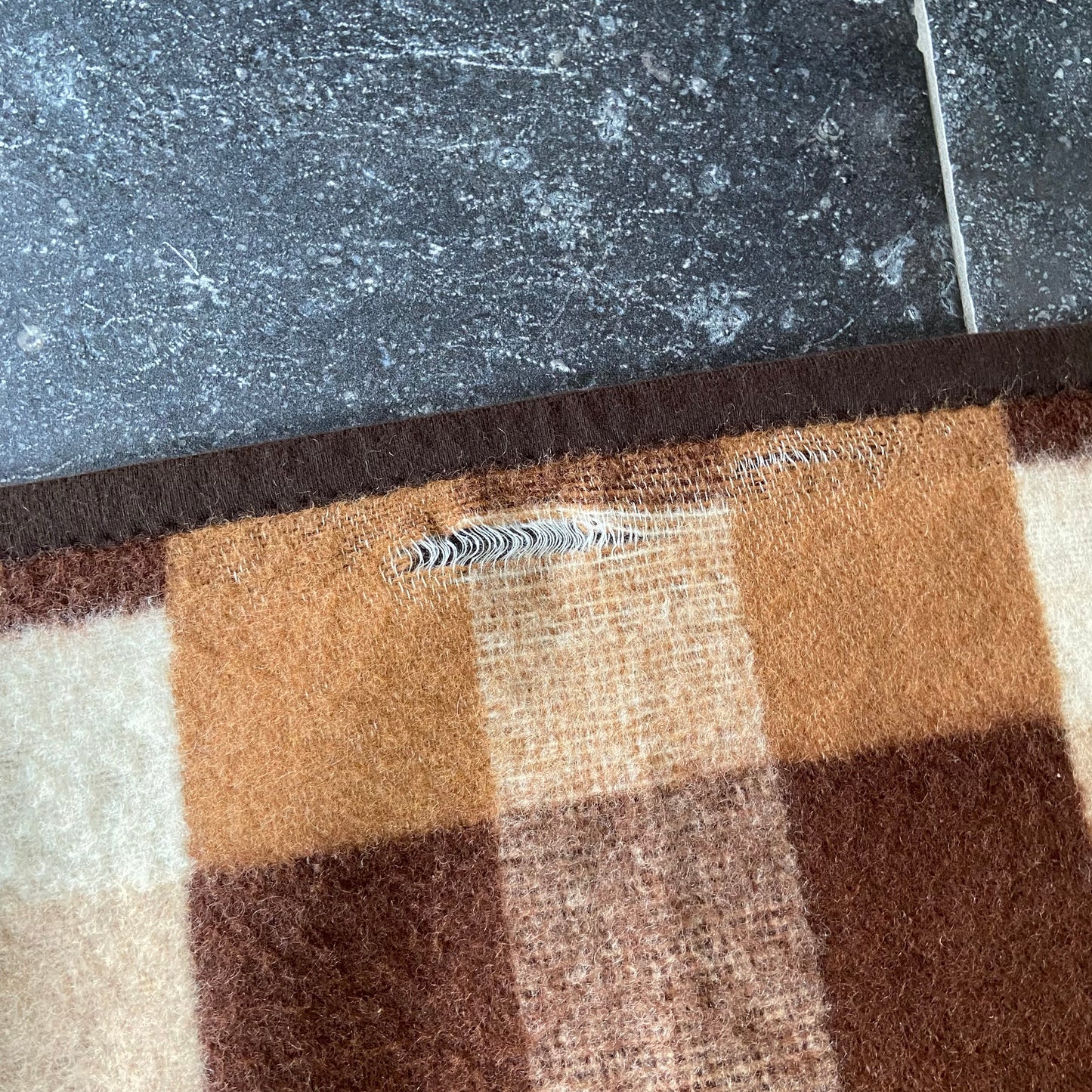 Vintage bruin geblokte deken