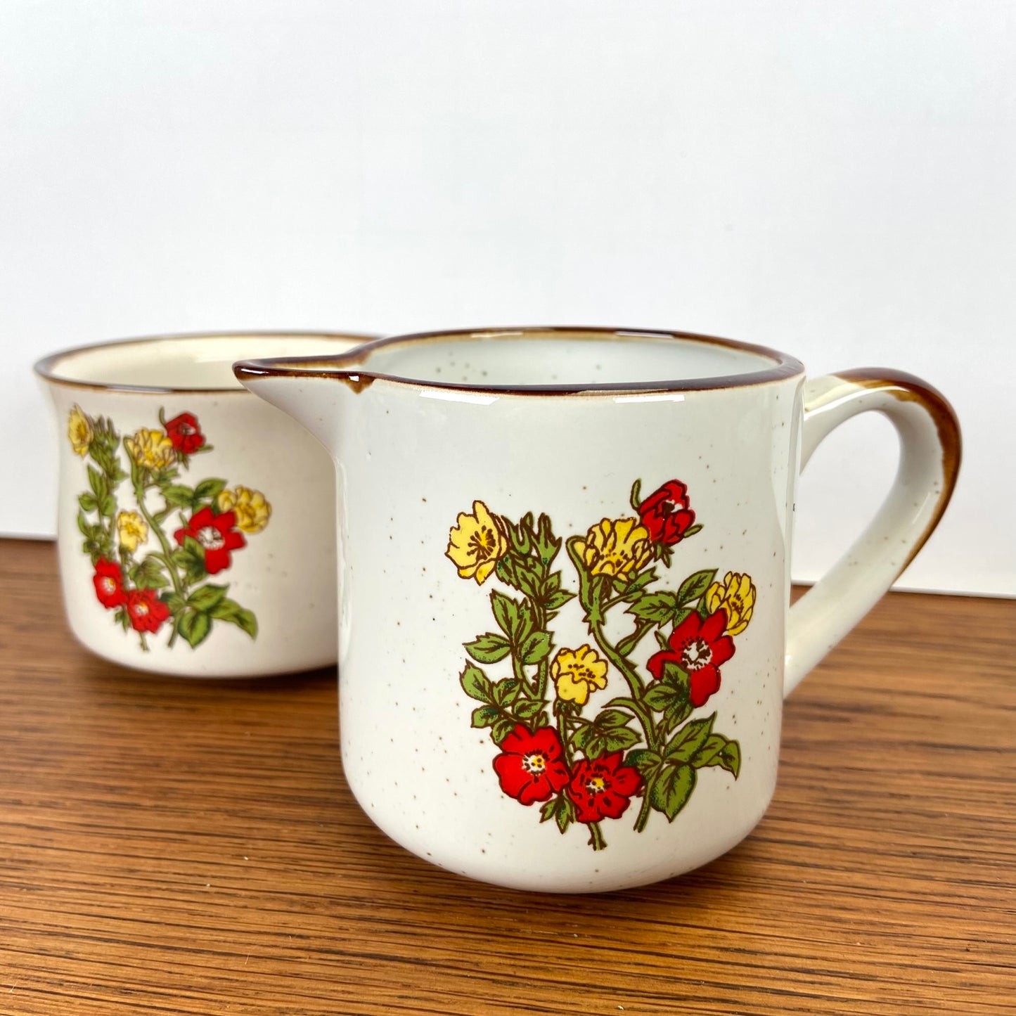 Vintage melk en suiker set wilde bloemen