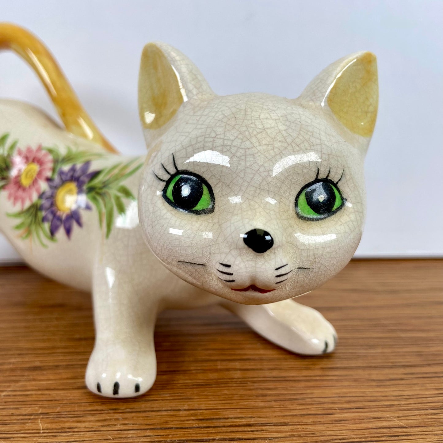 Vintage beeld kat met bloemen
