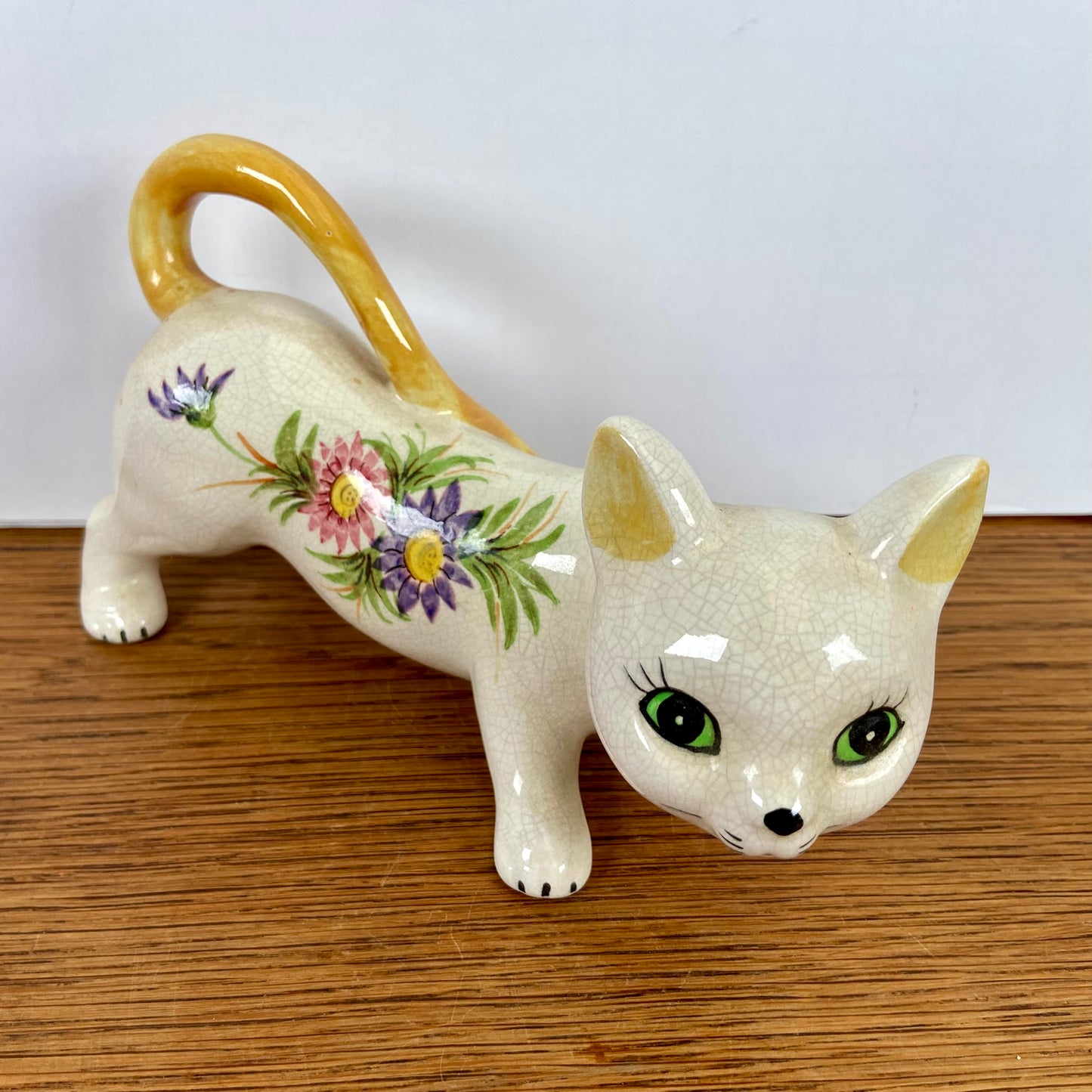 Vintage beeld kat met bloemen