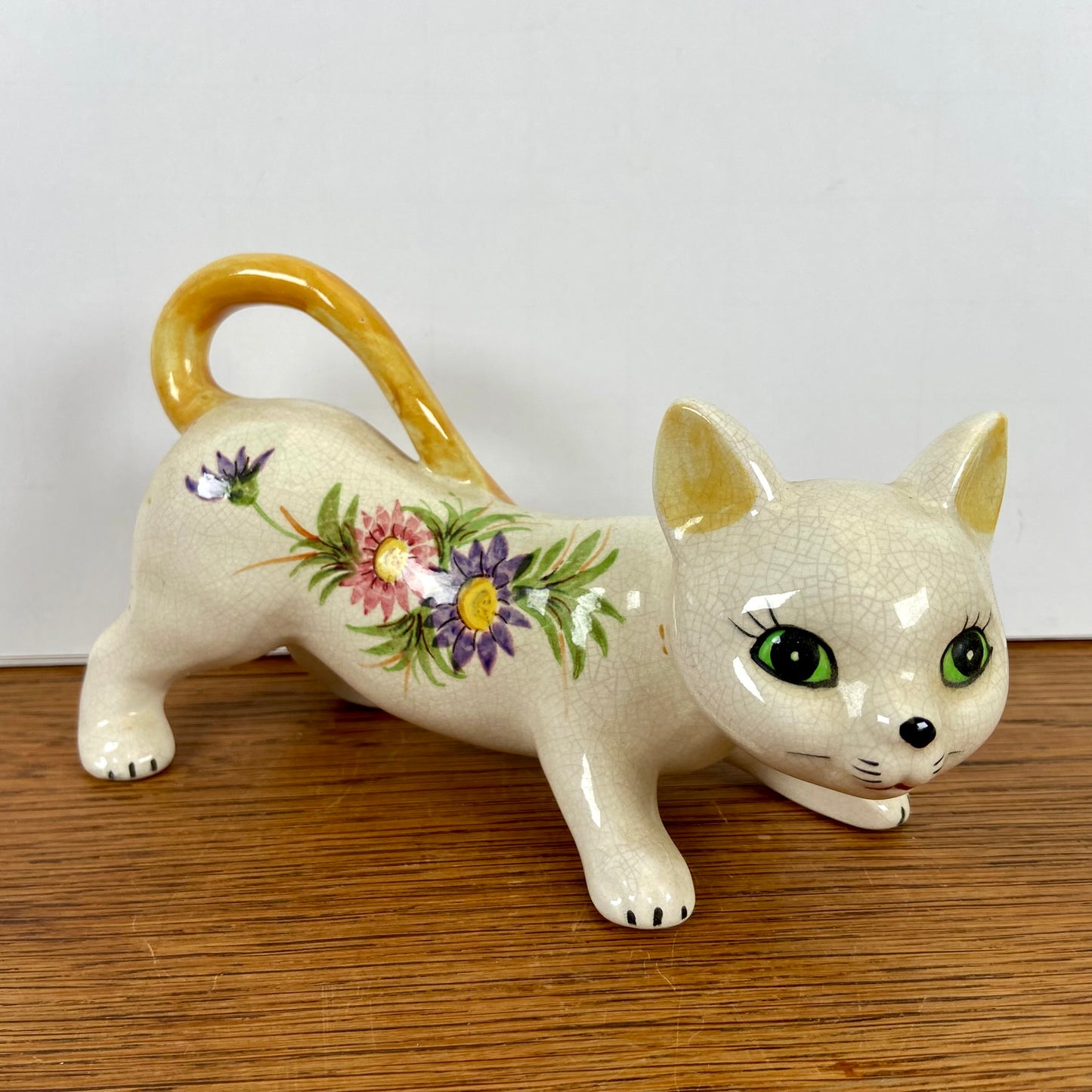 Vintage beeld kat met bloemen