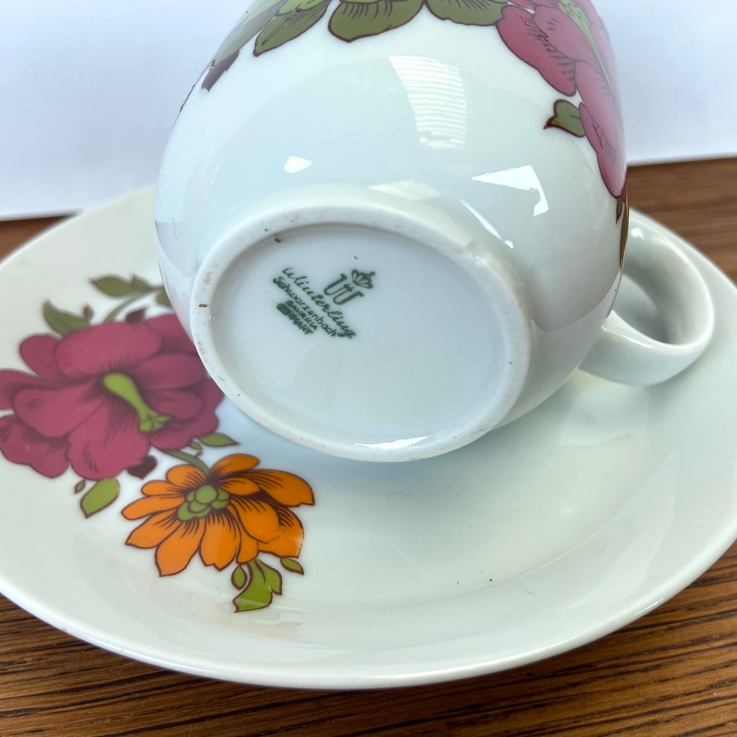 Vintage kop en schotel met bloemen