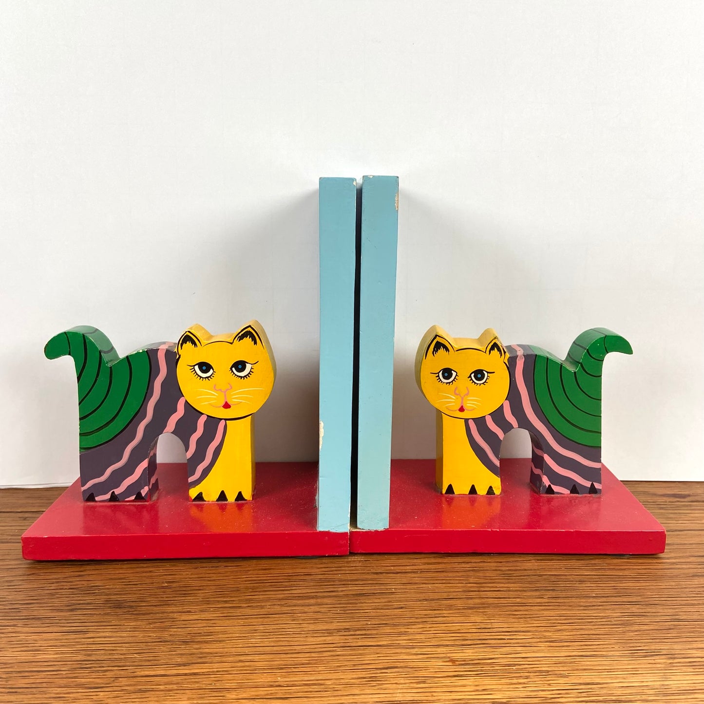 Houten boekensteunen katten