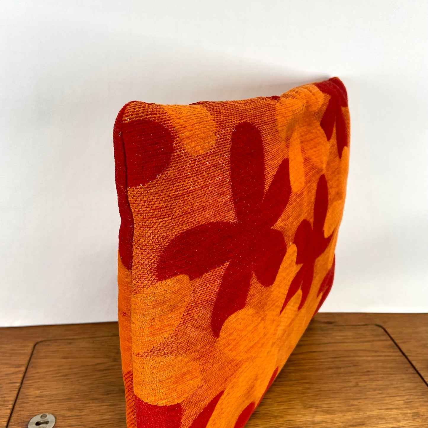 Rood oranje bloemen kussen