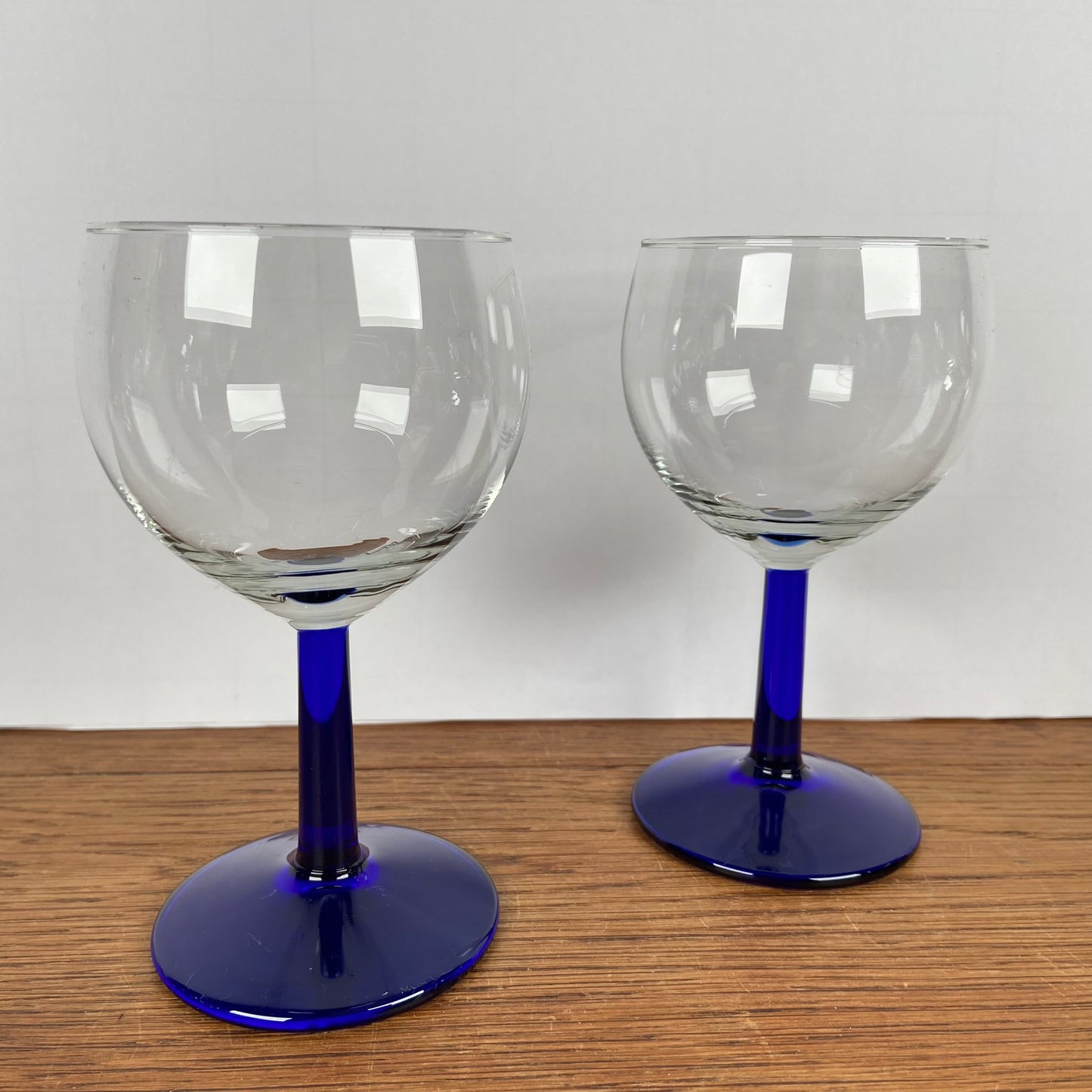 Vintage wijnglazen blauwe voet