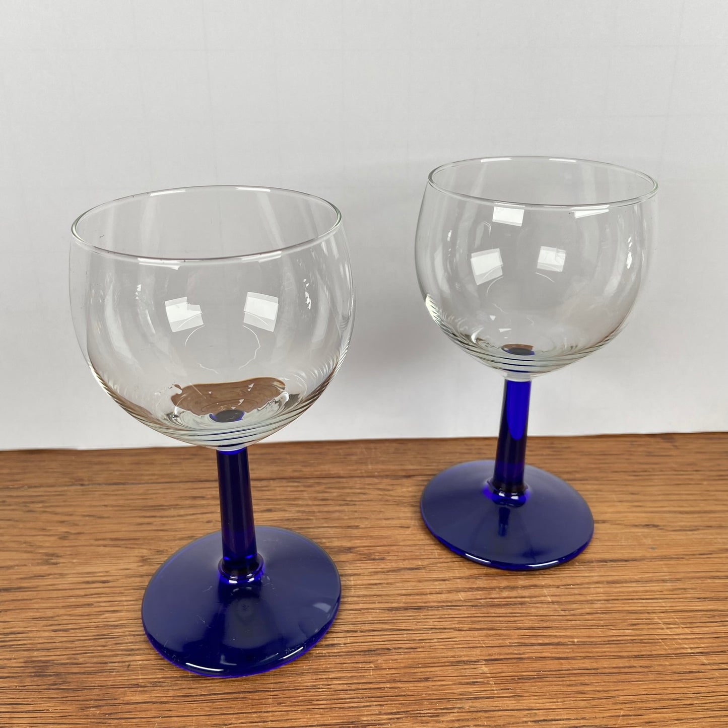 Vintage wijnglazen blauwe voet