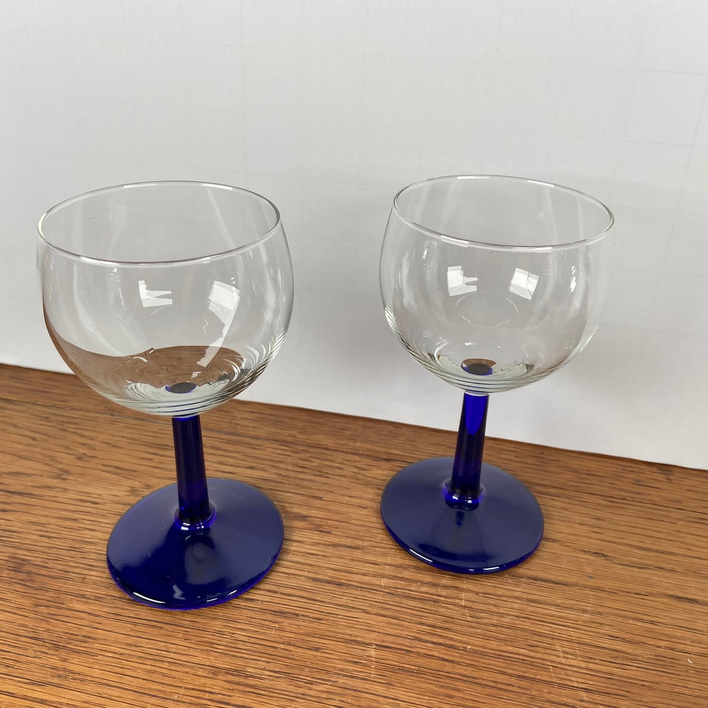 Vintage wijnglazen blauwe voet