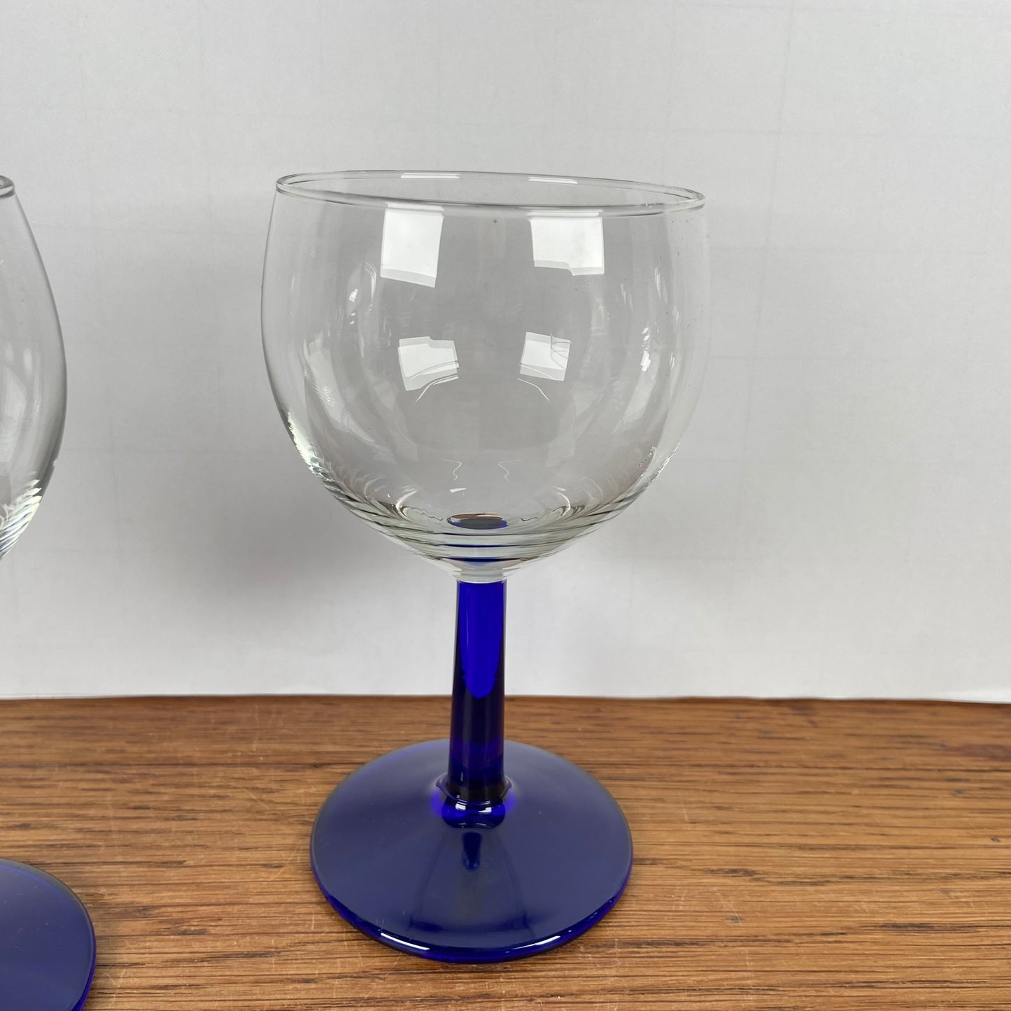 Vintage wijnglazen blauwe voet