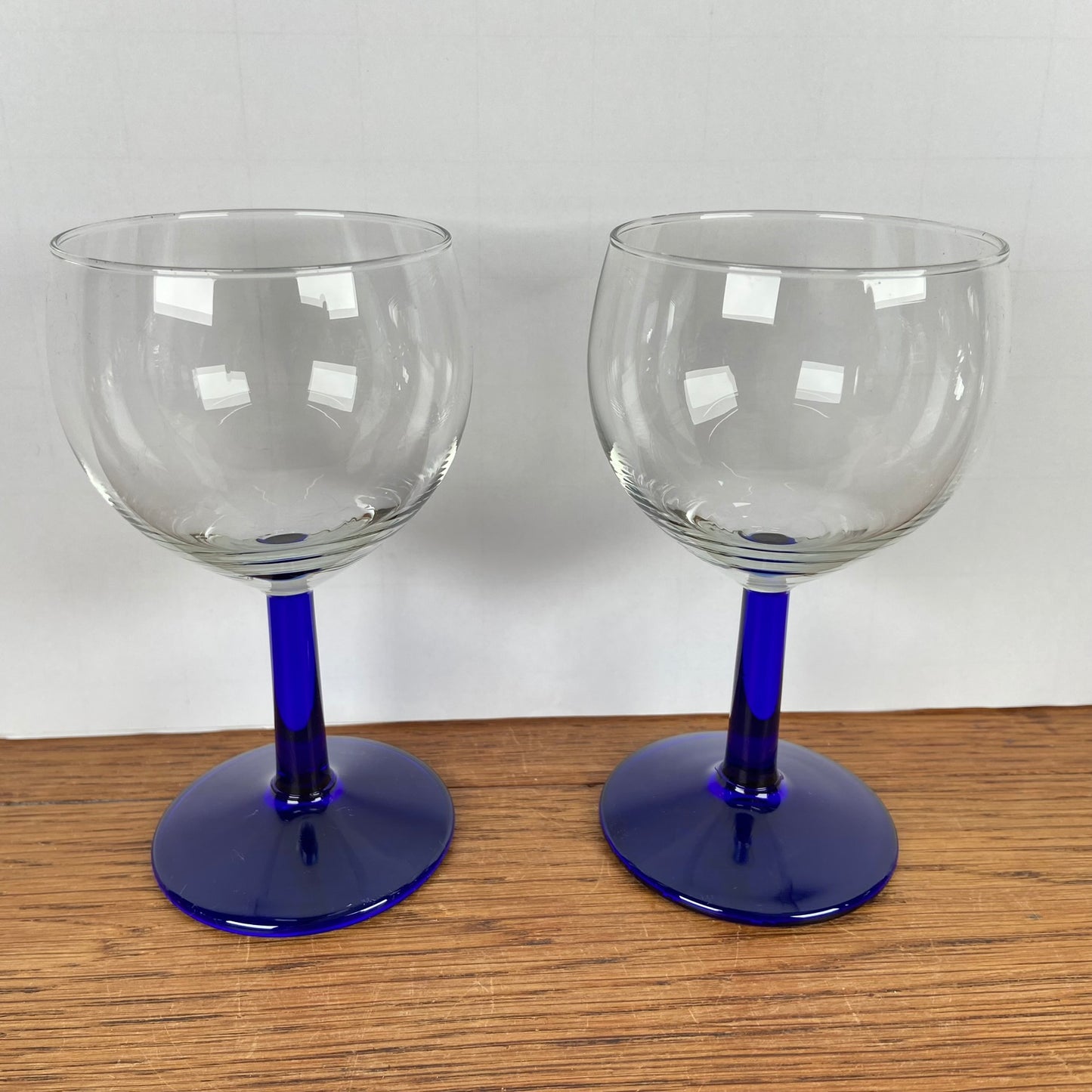 Vintage wijnglazen blauwe voet