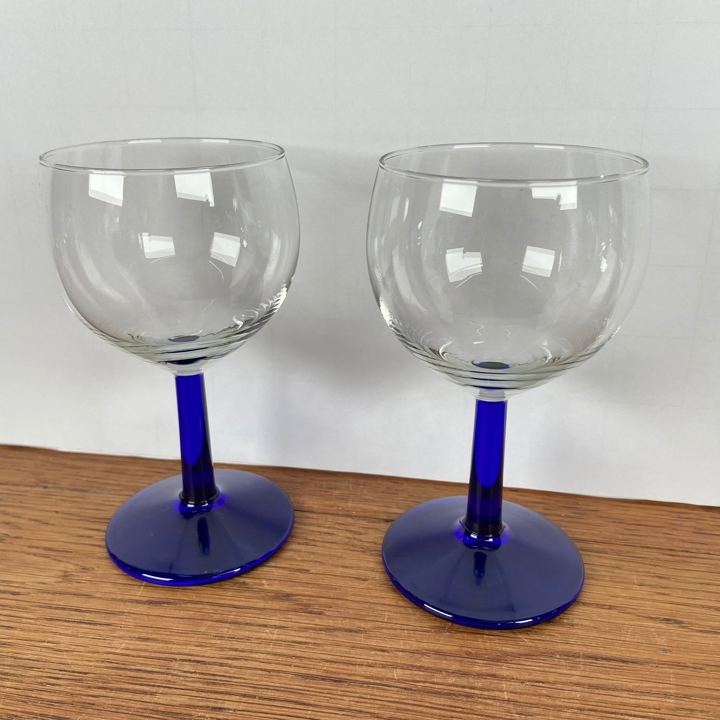 Vintage wijnglazen blauwe voet
