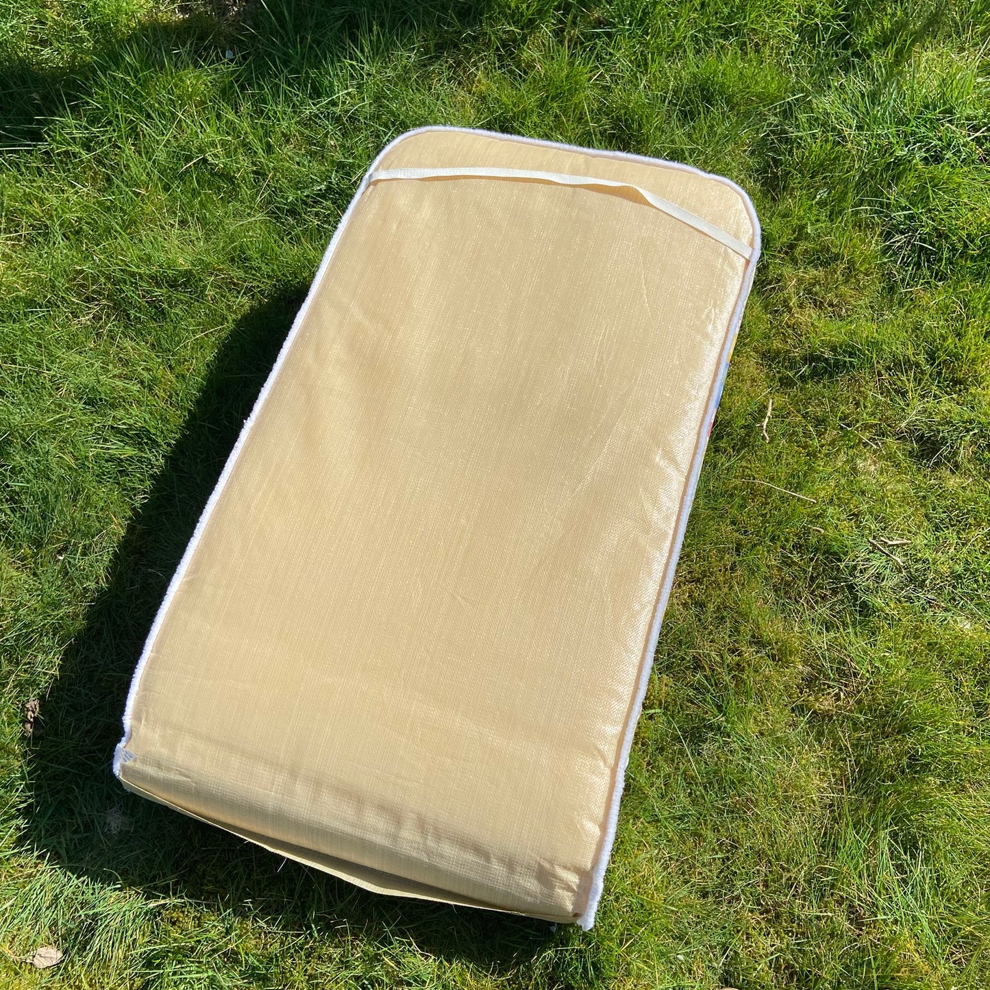 2 vintage ligbed tuin kussens