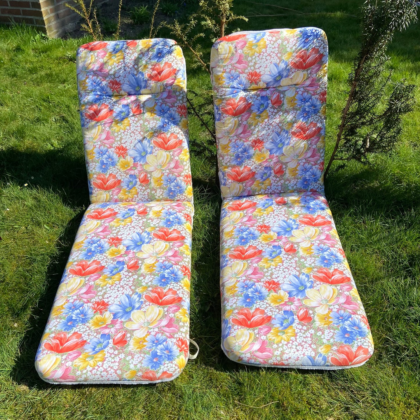2 vintage ligbed tuin kussens