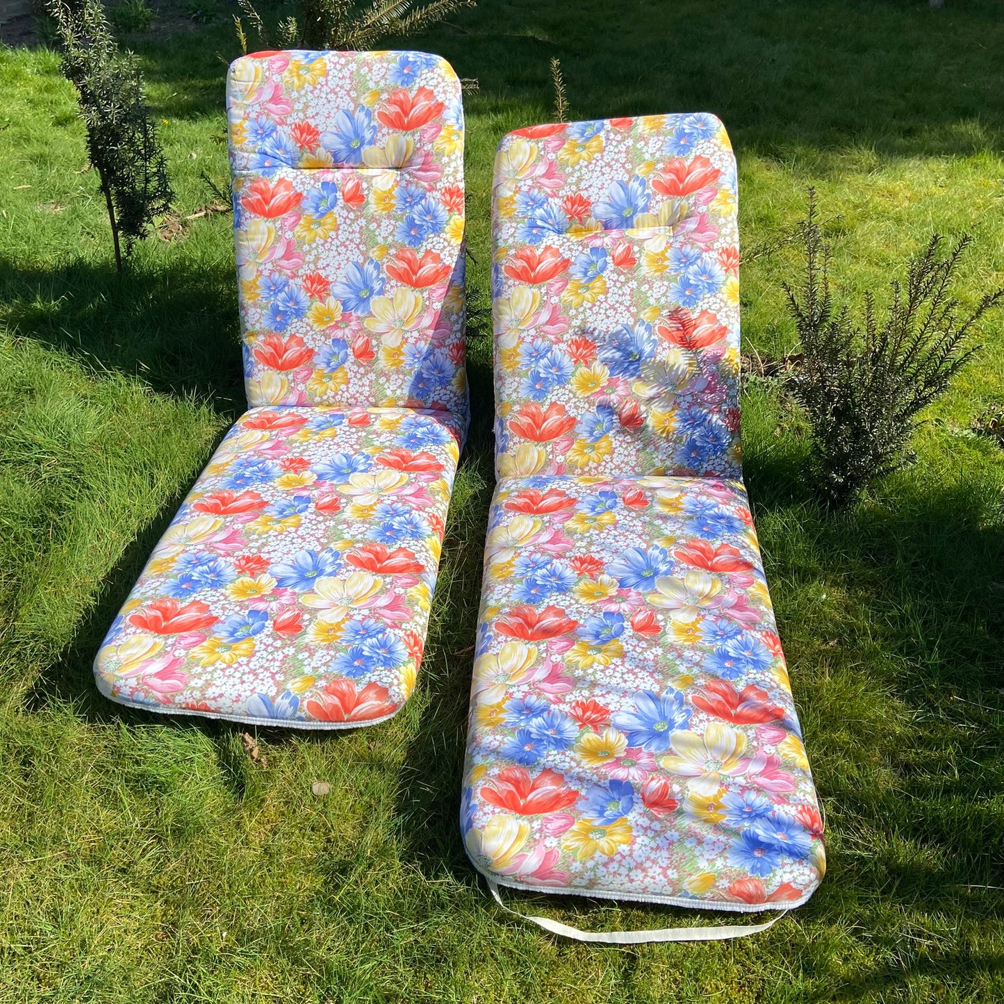 2 vintage ligbed tuin kussens