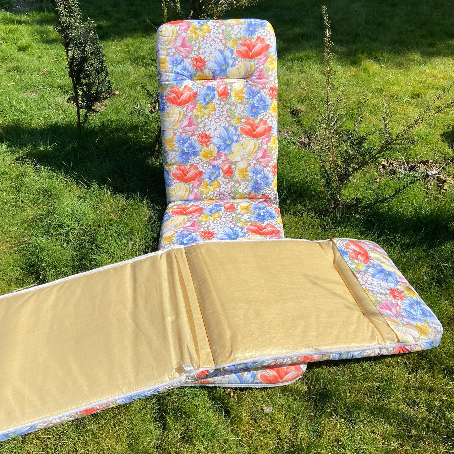 2 vintage ligbed tuin kussens